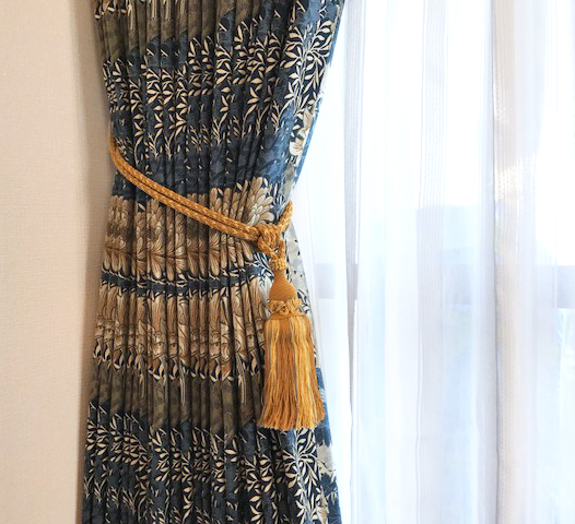 川島織物セルコンの上質なドレープにフランス製タッセル