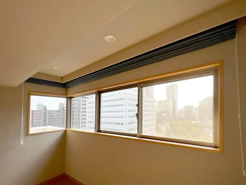 ワイドな腰窓はシャープなシェードで | 神戸上質インテリアショップガゼボ