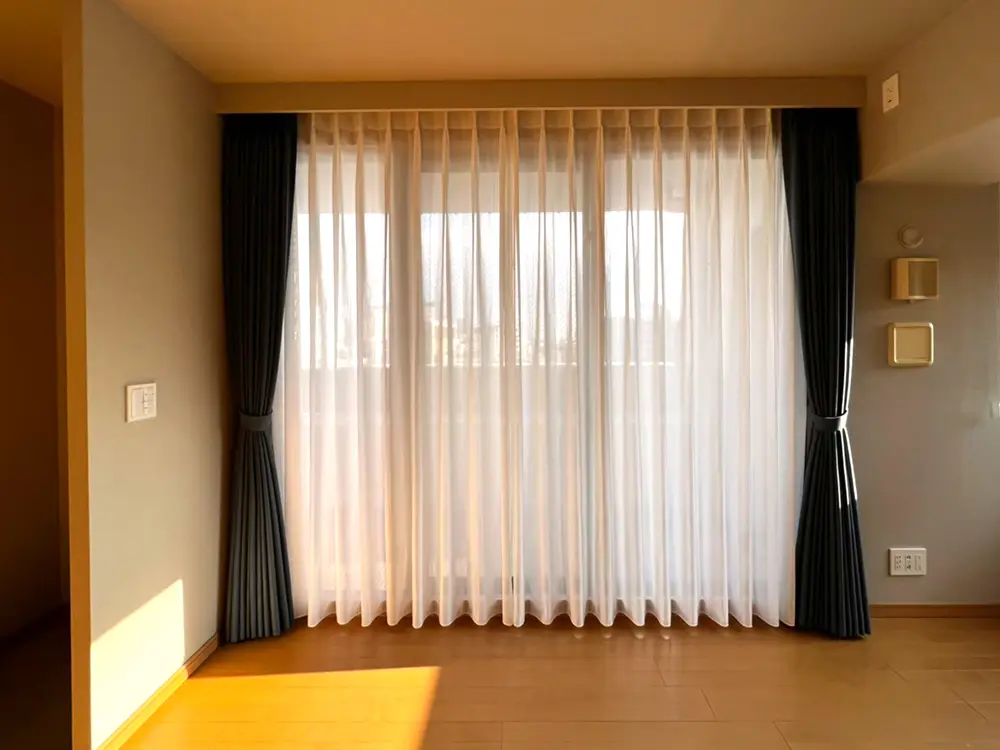 カーテン　腰窓 ワイドな腰窓はシャープなシェードで | 神戸上質インテリアショップガゼボ